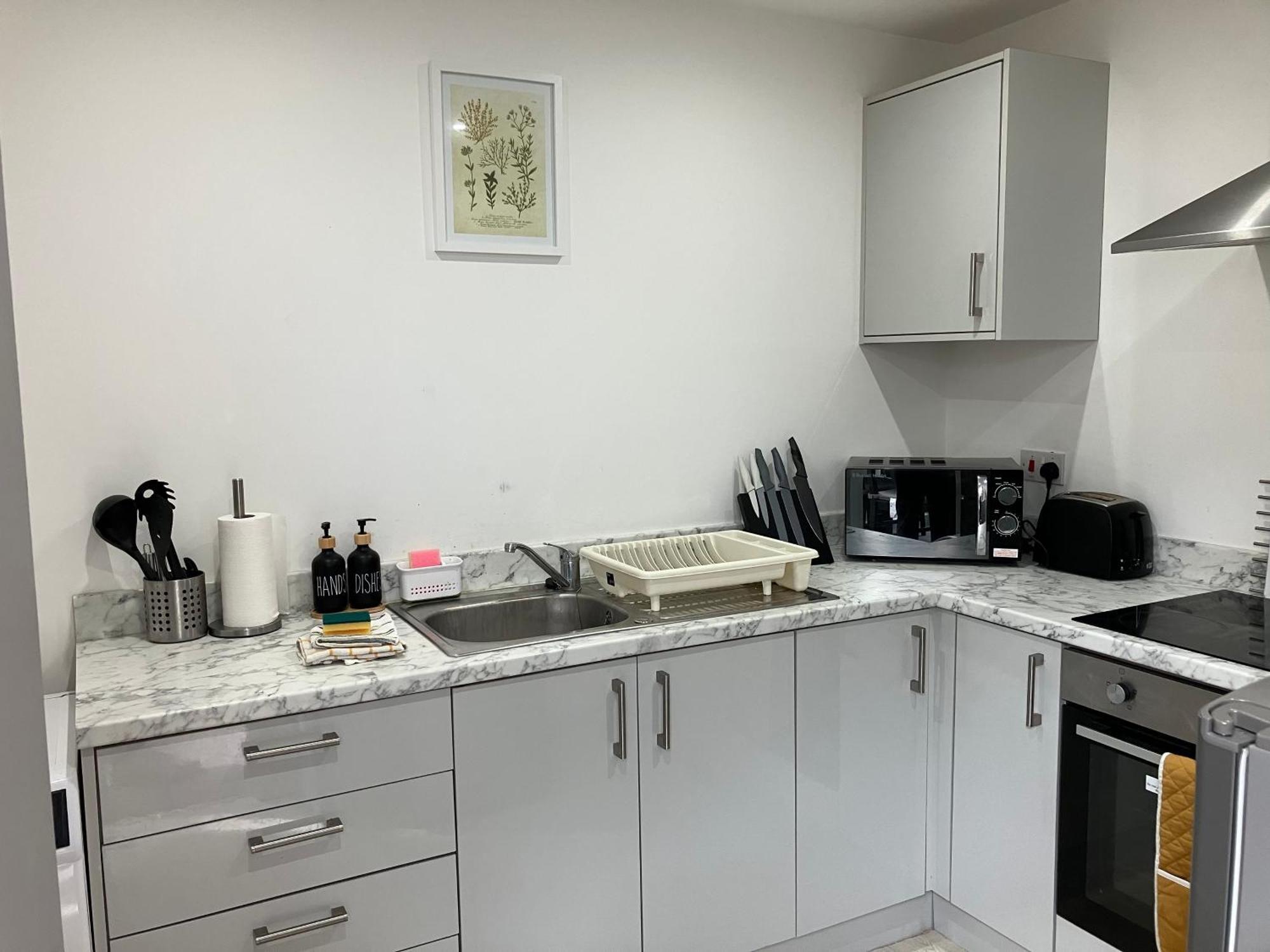 Lancing Apartments - Spacious 2 Bed - Sleeps 6 - Burnham Village Slough Exterior photo